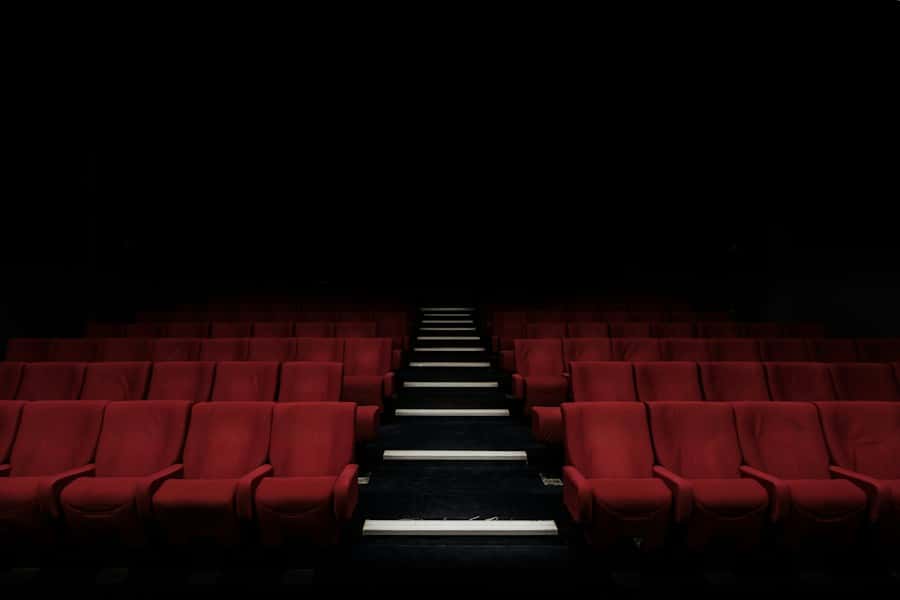 Salle de cinéma aux fauteuils rouges, ambiance home cinéma