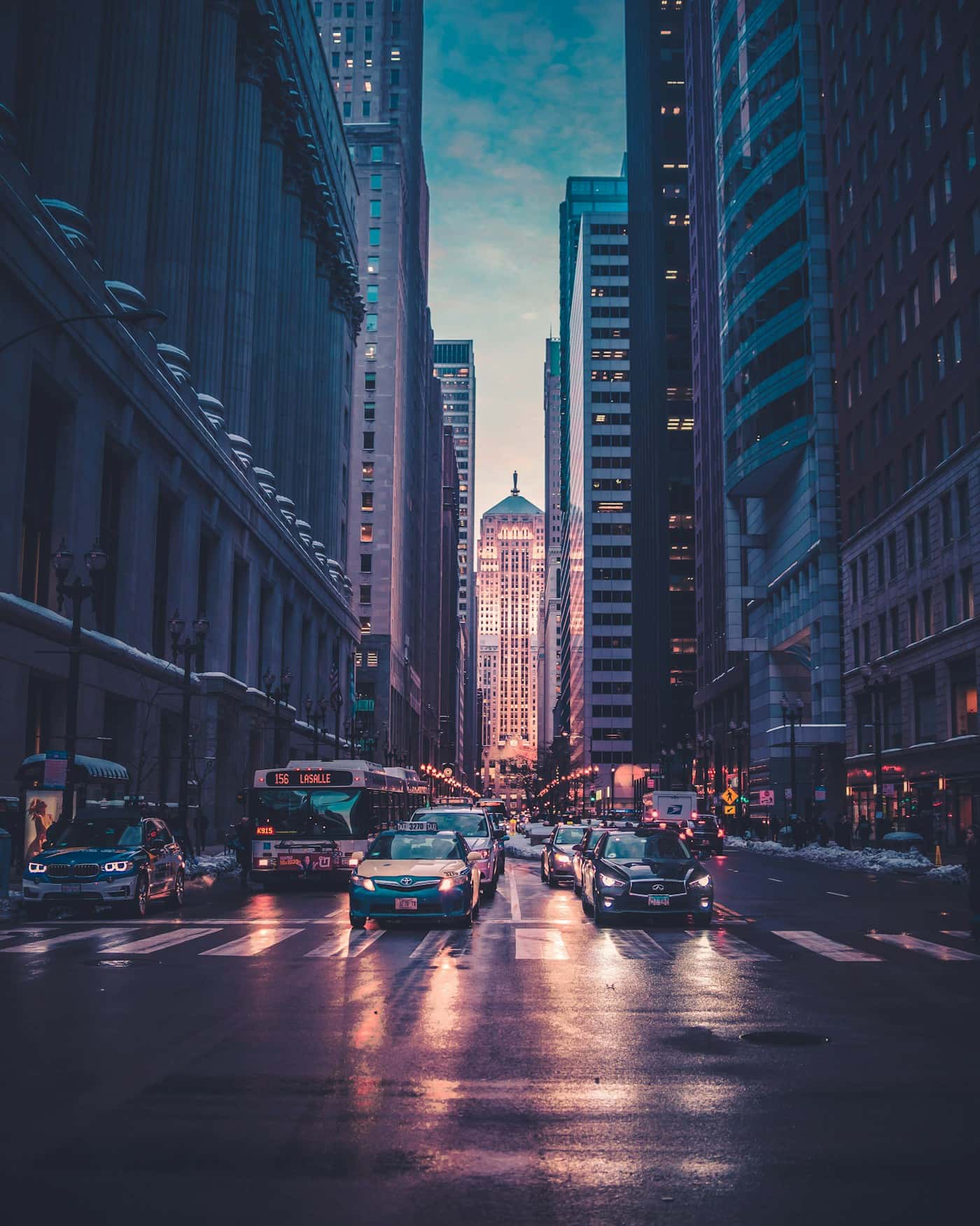 Avenue d’une grande ville la nuit, illustrant le streaming en mobilité