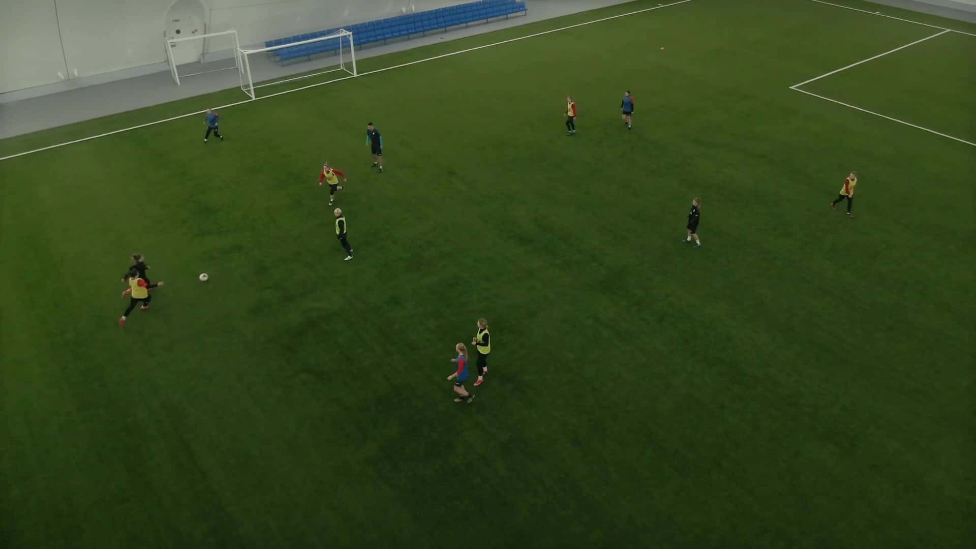 Terrain de football vu du ciel pendant un match