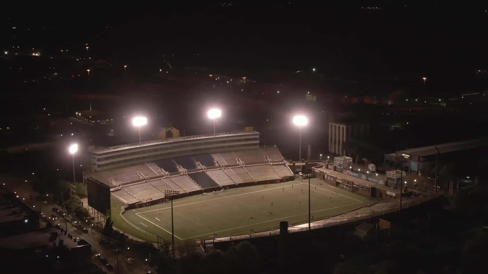 Vue aérienne d’un stade éclairé la nuit