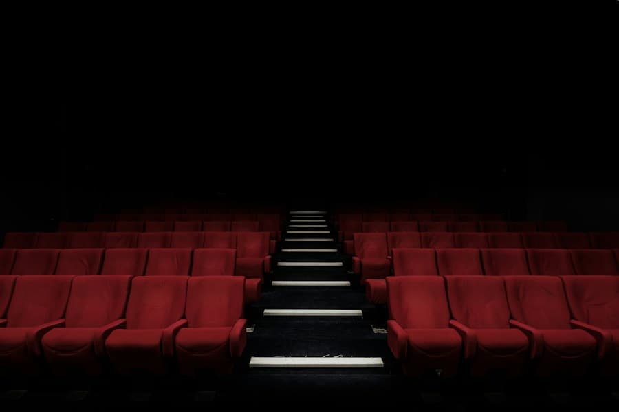 Salle de cinéma aux fauteuils rouges, ambiance home cinéma