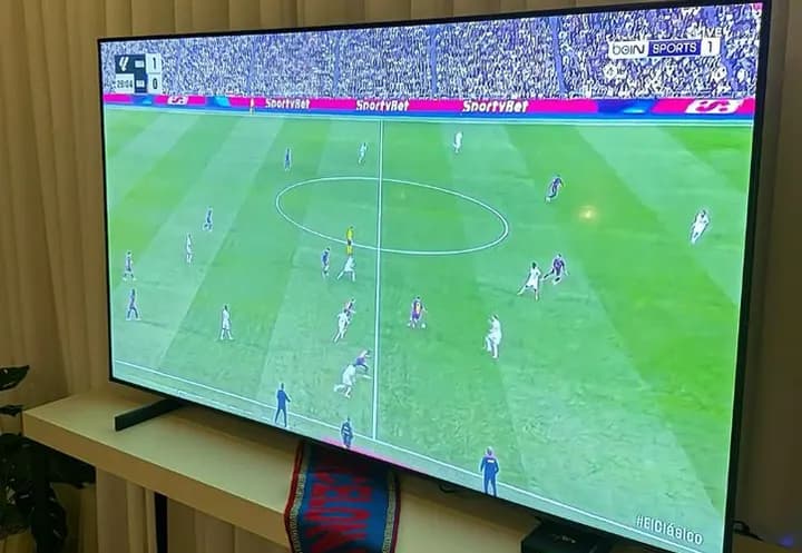 Match de football sur la TV du salon
