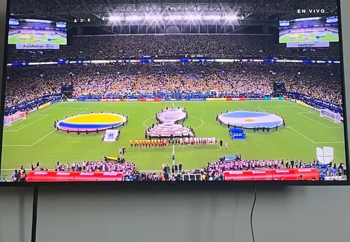 Avant-match dans un stade, en direct sur la TV