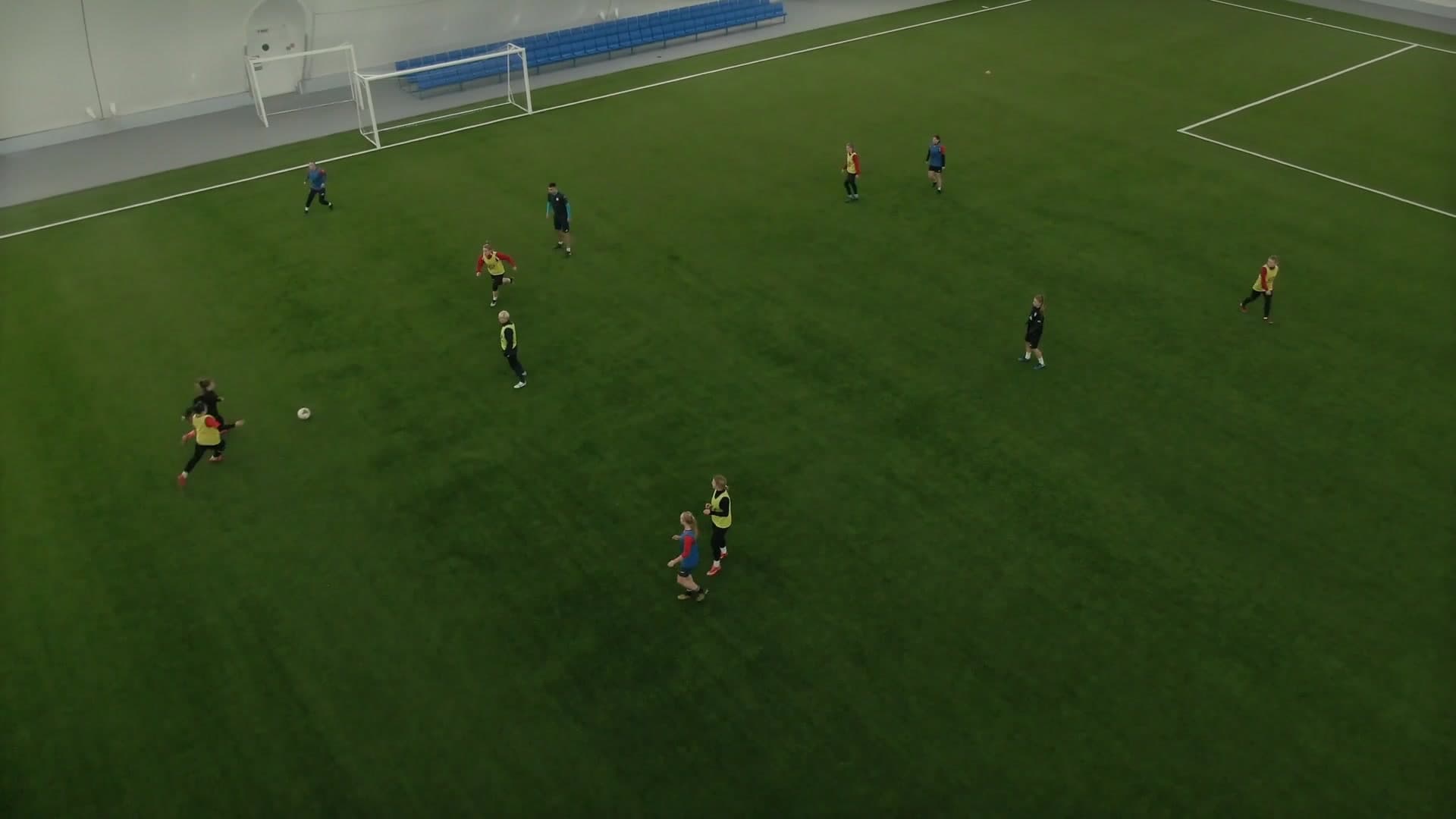 Terrain de football vu du ciel pendant un match