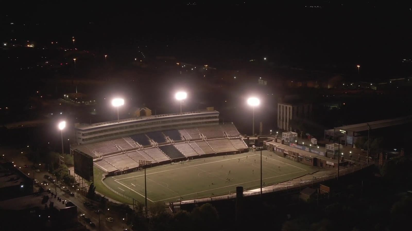 Vue aérienne d’un stade éclairé la nuit