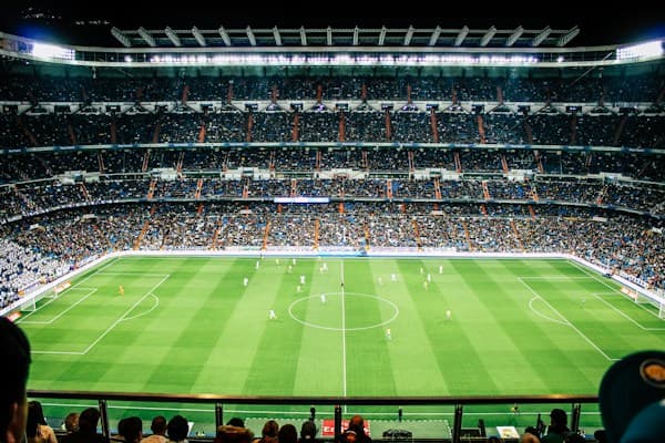 Stade de football rempli, vu depuis les tribunes